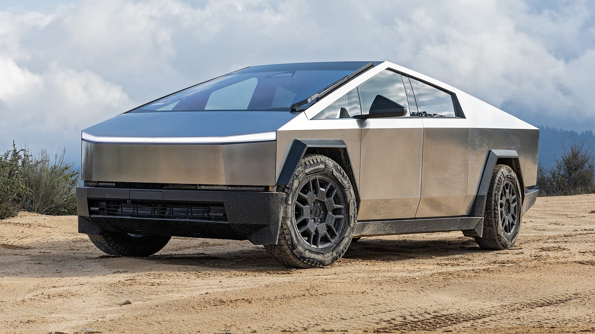 Tesla Cybertruck 2025 Runway Gen-3 광고와 Ferrari AI 컨셉카 영상이 증명한 것: 자동차 브랜드가 AI 비디오 생성으로 컨셉 단계부터 론칭까지 프로덕션 사이클 80% 단축시킨 혁신 워크플로우